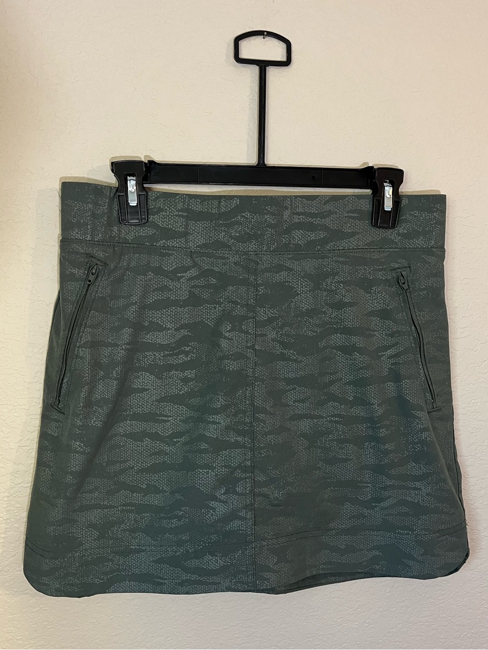 Like New Orvis Olive Green Camo Performance Golf Skort | Women's Size Small